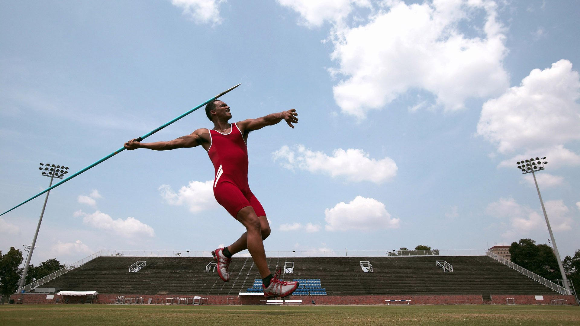 C罗赛后在球场中央独自默哀致敬传奇,c罗出战